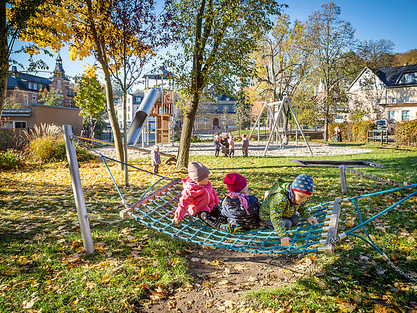 Kinder spielen auf einem Spielplatz in Oelsnitz