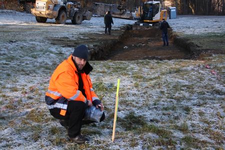 Geologe Jens Ulrich von der GUB Ingenieur AG in Freiberg an der Markierung der Bohrkopfanstatzstelle für den künftigen Erkundungsschacht. (Foto: Privat)