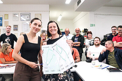 Leni Wolf vom LSV Waldfrieden Thum e.V. (links) stellt zusammen mit Claudia Haase vom Verein Jugendblasorchester der Stadt Thum/Erzgeb. e.V. dem ehrenamtlichen Organisationsstab des Festes den neuen Lauf „Dreiklang Fit“ vor