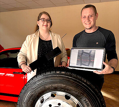 Josephin Bischoff (WHZ) und Michael Gräßler (efleetcon) zeigen ein handgeführtes Messsystem, das mit der Analyseplattform vernetzt ist.