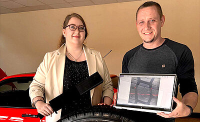 Josephin Bischoff (WHZ) und Michael Gräßler (efleetcon) zeigen ein handgeführtes Messsystem, das mit der Analyseplattform vernetzt ist.