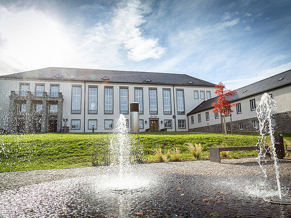 Stadthalle mit Brunnen im Zentrum von Oelsnitz/Erzgeb.