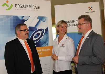 Frank Vogel, Landrat des Erzgebirgskreises, Veronika Hiebl, Geschäftsführerin des Tourismusverbandes Erzgebirge, und Matthias Lißke, Geschäftsführer der Wirtschaftsförderung Erzgebirge GmbH im Gespräch.