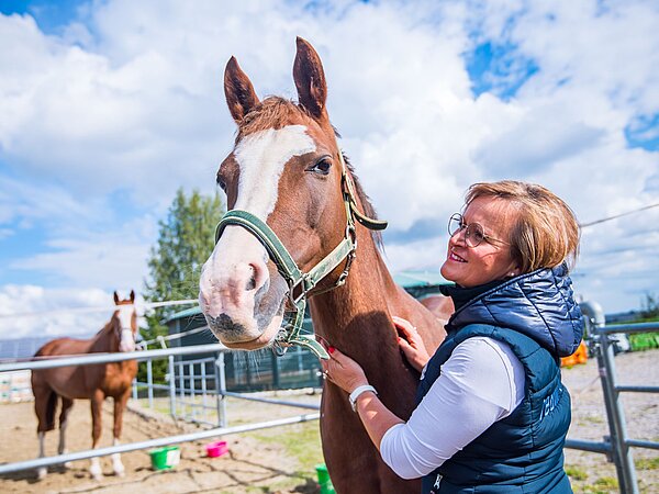 Katja Hillenbrand, Vorstand der MICAS AG, mit ihrem Pferd im Pferdesportzentrum Ursprung.