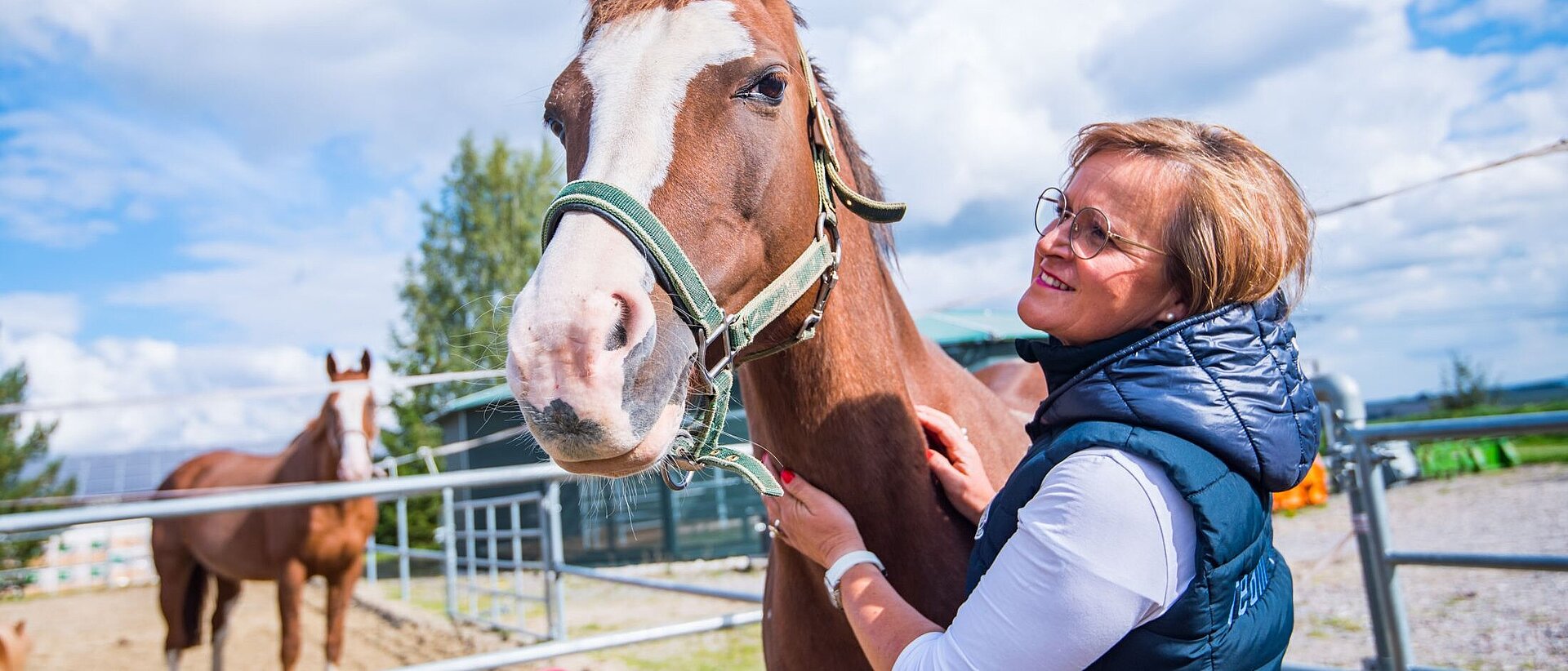Katja Hillenbrand, Vorstand der MICAS AG, mit ihrem Pferd im Pferdesportzentrum Ursprung.