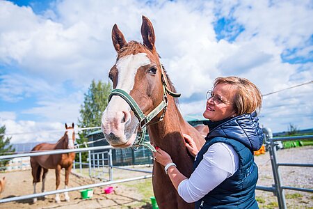 Katja Hillenbrand, Vorstand der MICAS AG, mit ihrem Pferd im Pferdesportzentrum Ursprung.