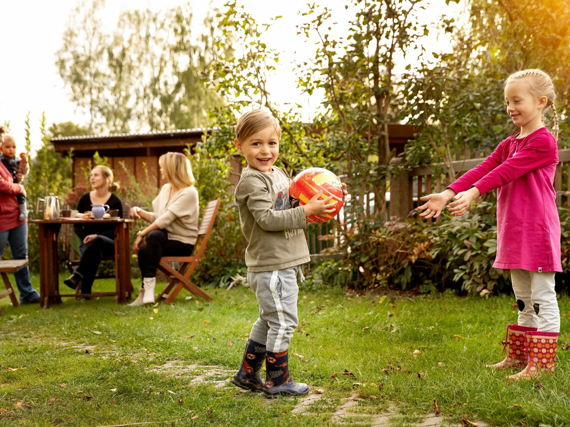 Im natürlichen Umfeld des Erzgebirges können sich Kinder und Familien individuell entfalten. Das Toben im Wald, die Nähe zu Tieren, Freiraum und Geborgenheit sind prägende Erlebniswelten für Kinder, die sie ihr Leben lang nicht vergessen.