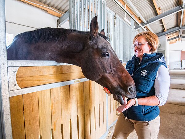 Katja Hillenbrand mit ihrem Pferd im Pferdesportzentrum Ursprung.