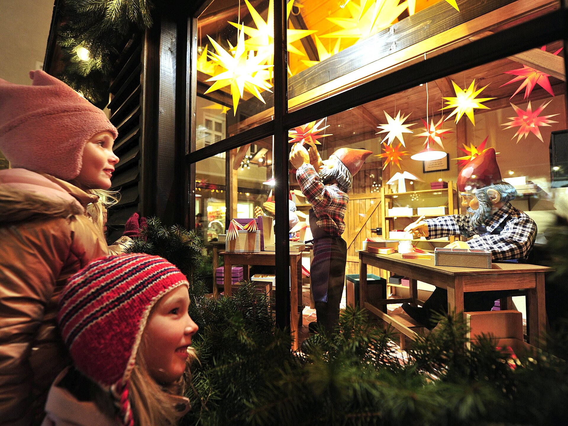 Die Tage werden kürzer, die ersten Flocken fallen sanft vom Himmel und aus jedem Fenster funkelt sachte festliches Licht: In der Advents- und Weihnachtszeit legt sich ein besonderer Zauber über das Erzgebirge.