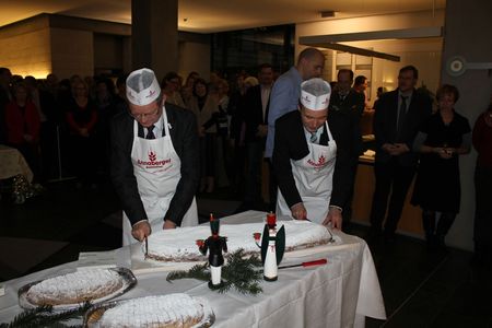 Staatsminister Sven Morlok und Matthias Lißke beim Anschneiden des Stollens