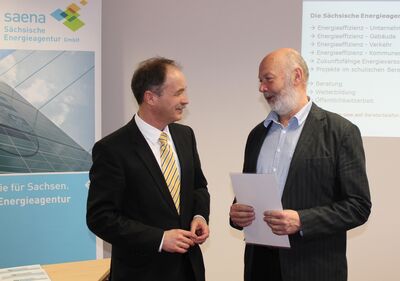 Wobek-Geschäftsführer Bernd Drummer (li.) erhält den Sächsischen Gewerbeenergiepass aus den Händen von Staatsminister Sven Morlok.