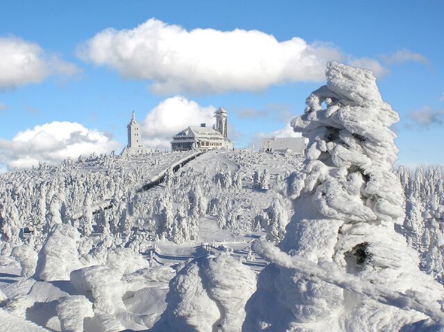 Der Fichtelberg im Winter. / © Schmolle / Pixabay