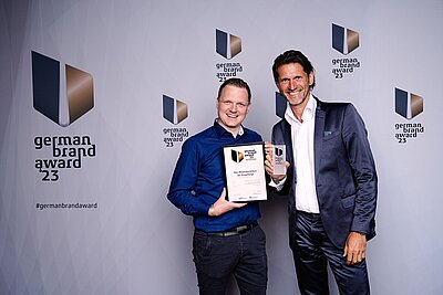 v. l. n. r.: Daniel Schalling, Digital Marketing Manager beim Regionalmanagement Erzgebirge und Joerg G. Fieback, Geschäftsführender Gesellschafter der zebra© | group GmbH, nehmen die Auszeichnung beim German Brand Award entgegen. 