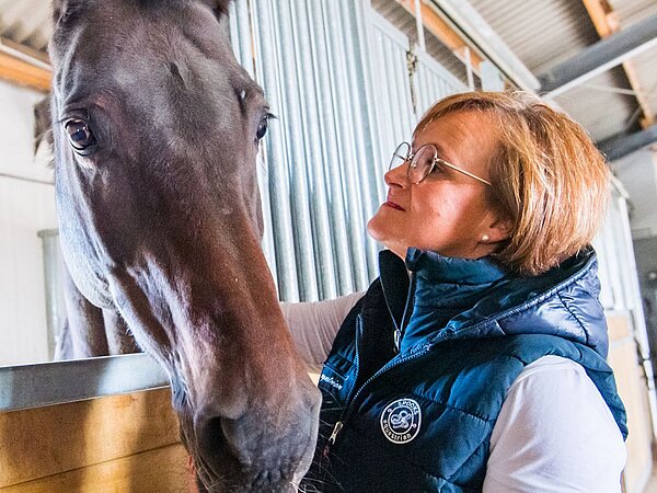 Katja Hillenbrand mit ihrem Pferd in ihrem Reiterhof.