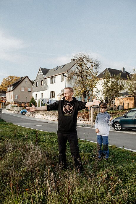 Familie Konrad auf ihrem Grundstück in Thum / Jahnsbach / © Anna Werner