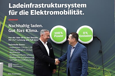 Florian Kruse (EVIA AERO) und Jürgen Zinecker (AXSOL) (v. l. n. r.), Bildmaterial AXSOL GmbH