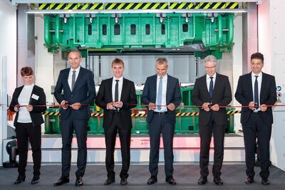 Marion Schaberich, Oliver Blume, Markus Kreutel, Albrecht Reimold, Andreas Haffner und Carlo Modesto weihen die neue Servopresse ein. (Foto: Porsche / Marco Prosch)