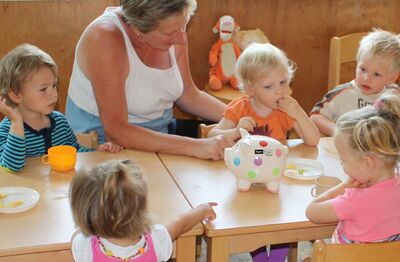 Die Kinder des Kindergarten Sonnenschein in Einsiedel freuen sich über die Hochwasserspende der Paper + Design GmbH.