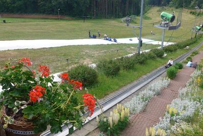 Hier wird die textile Piste auf Rost's Wiesen getestet. Am Sonntag geht es dann mit dem kompletten Winterequipment talwärts. Foto: Mr. Snow