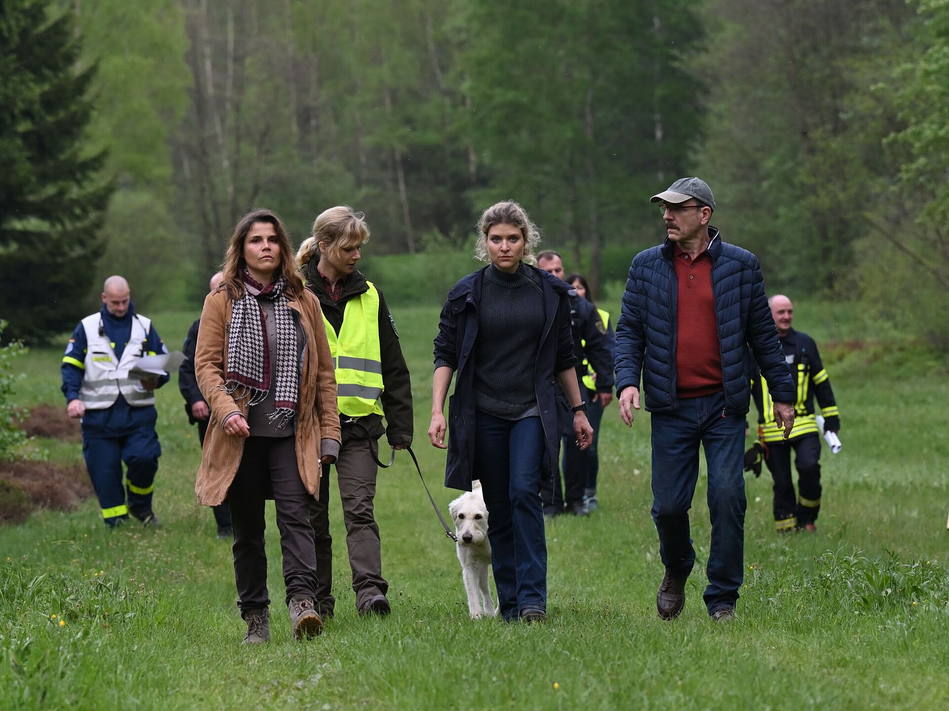 Mutter Corinna Ott (Katharina Wackernagel, l.), Försterin Saskia Bergelt (Teresa Weißbach, 2.v.l.) mit Hund Wolke, Kommissarin Karina Szabo (Lara Mandoki, 2.v.r.) und Onkel Ralph Ott (Götz Schubert) starten eine Suchaktion nach einem verschwundenen Mädchen. / © ZDF / Hardy Spitz