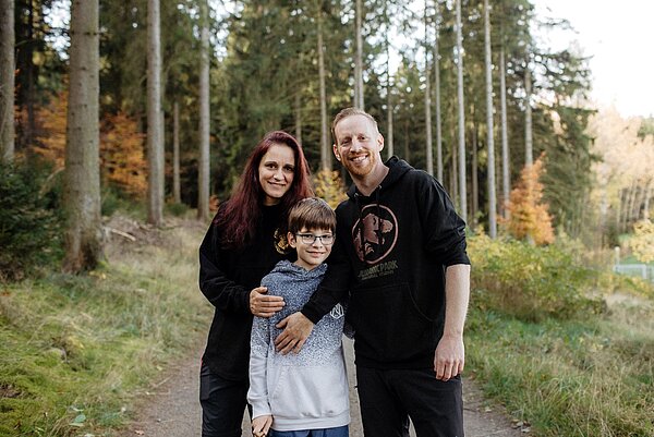 Familie Konrad im unterwegs im Wald unweit ihres neuen Grundstücks.