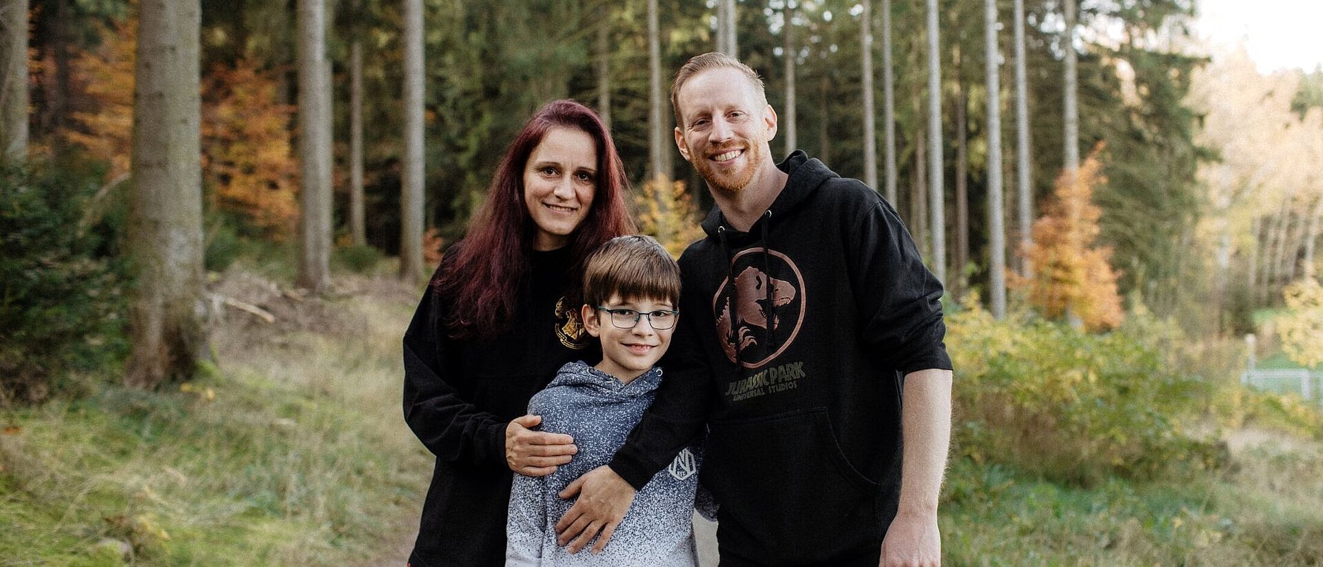 Familie Konrad im unterwegs im Wald unweit ihres neuen Grundstücks.