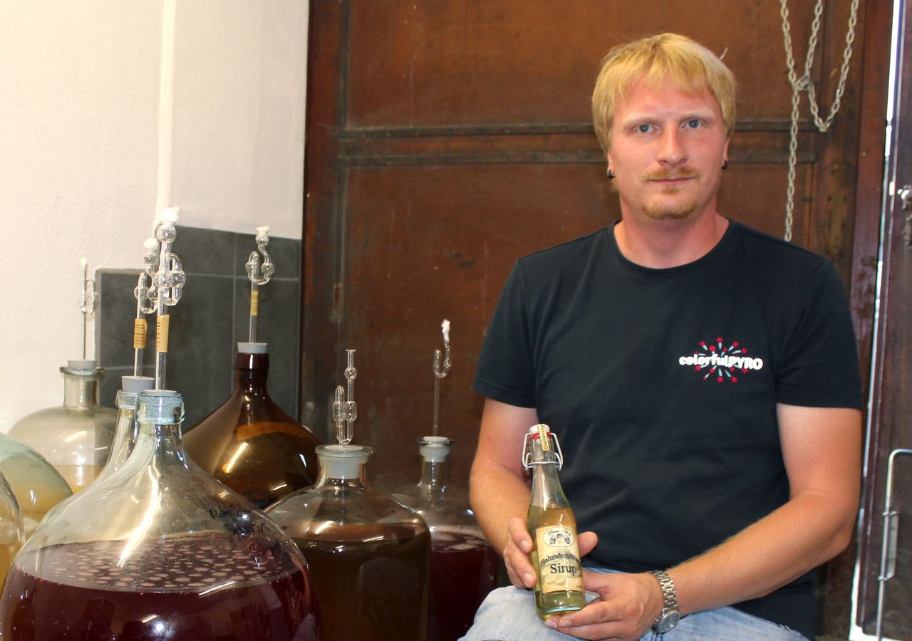 Stephan Boden mit seinen selbst angesetzten Weinen und Sirups Stephan Boden mit seinen selbst angesetzten Weinen und Sirups