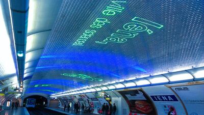 Das Eibenstocker Unternehmen LEC setzt Jenas Sehenswürdigkeiten in der Pariser Metrostation in Szene. (Foto: JenaKultur)