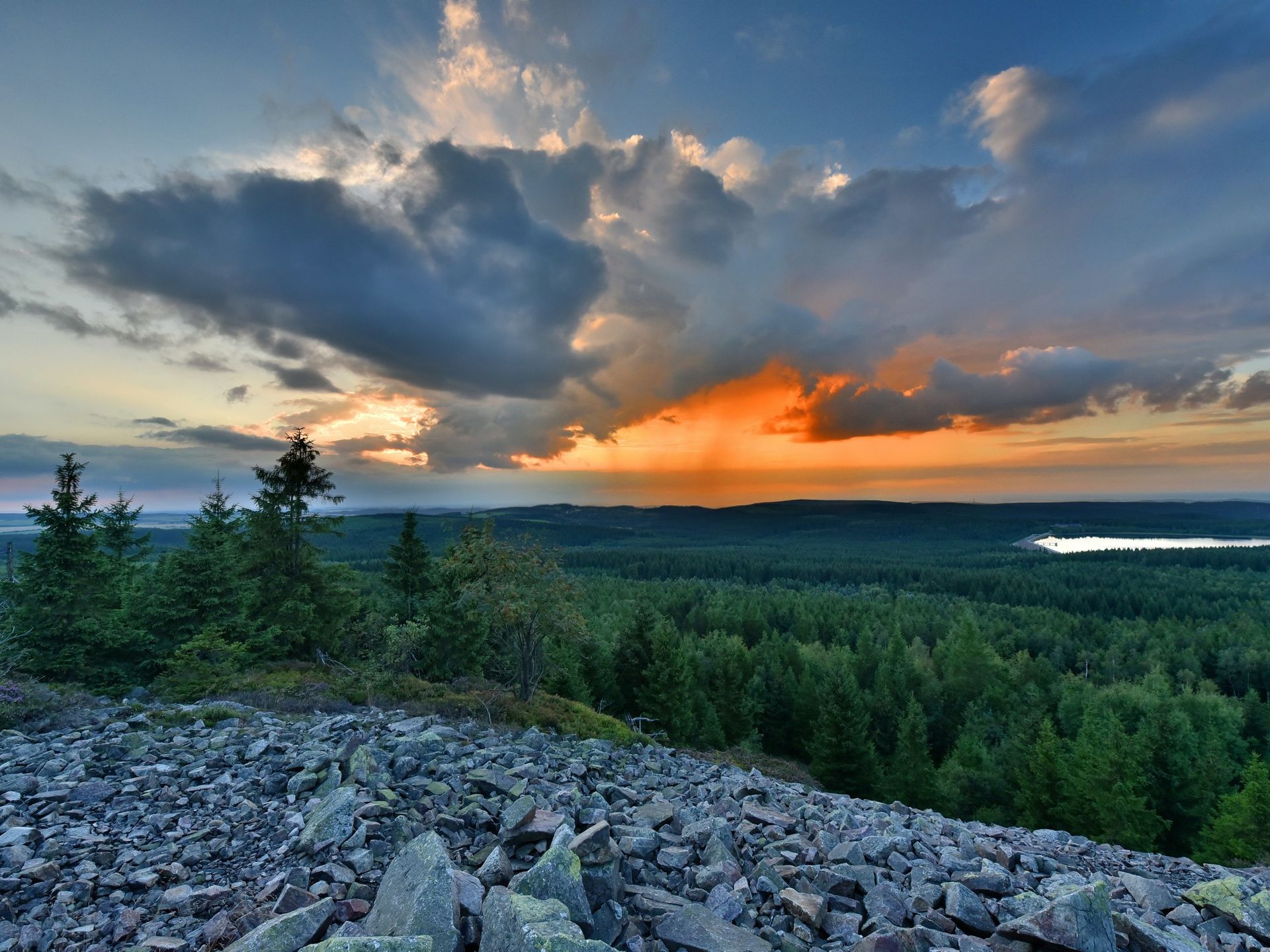 Mit seinen Erhebungen gehört das Erzgebirge zu den höchsten Mittelgebirgen in Deutschland.