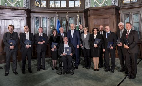 13 Bürgerinnen und Bürger bekamen den Bundesverdienstorden in Sachsen von Ministerpräsident Stanislaw Tillich (Foto: Matthias Rietschel / Sächsische Staatskanzlei)
