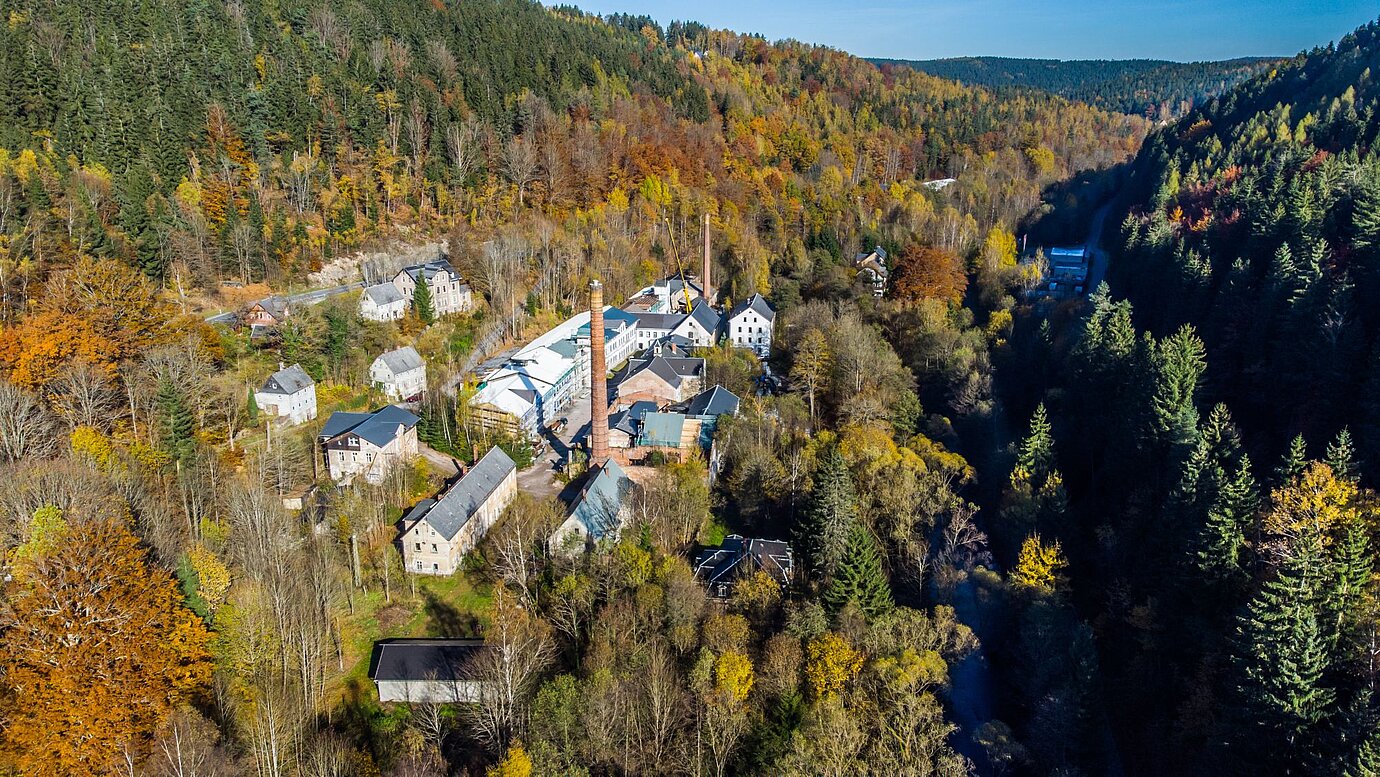 Schindlerswerk mit seinen 30 Einzelgebäuden ist ein vollständiges Hüttenwerk. Es liegt mitten im waldreichen Tal der Zwickauer Mulde. / © Georg Ulrich Dostmann