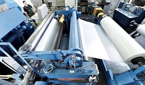 Vielfältige Produkte entstehen aus den extrem dünnen Papieren der GRÜNPERGA Papier GmbH. Foto: Grünperga