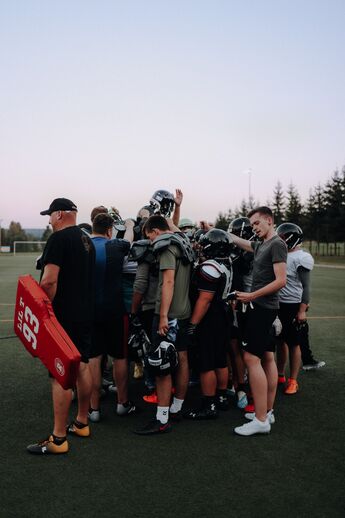 Das Miteinander und die gegenseitige – gern auch lautstarke – Motivation stehen beim Football an erster Stelle. / © Magda Lehnert