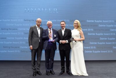 Vorstandsvorsitzenden Daimler AG Dr. Dieter Zetsche (links), Bereichsvorstand Einkauf & Lieferantenqualität Mercedes-Benz Cars Dr. Klaus Zehender (2. von rechts), Geschäftsführer Thomas Handtmann (2. von links), Moderatorin Judith Rakers (rechts)