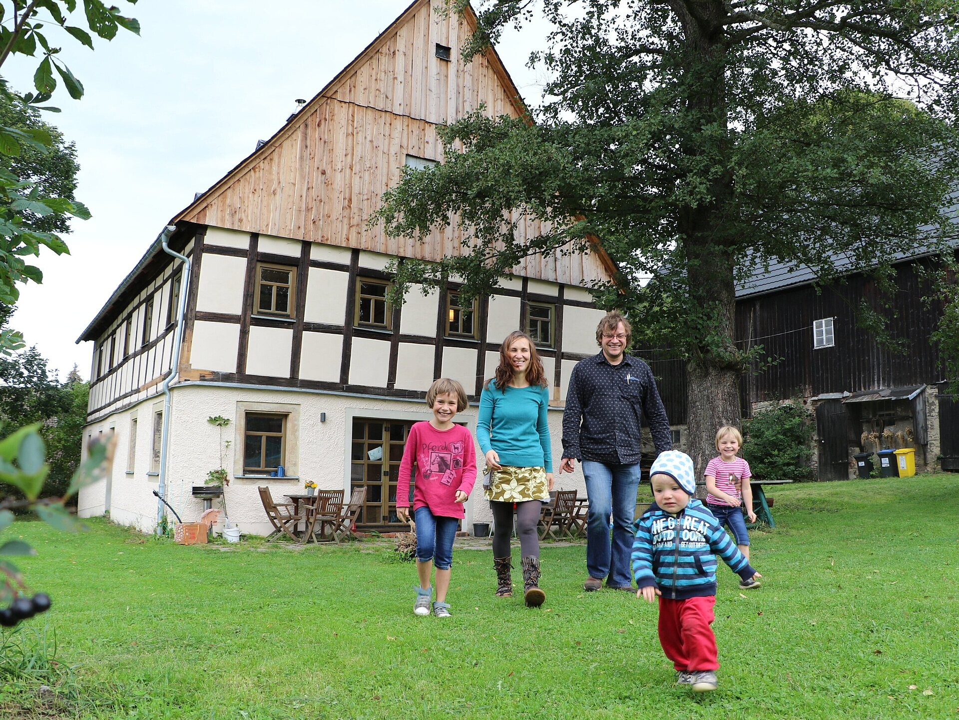 Willkommen im Traum von deinem Häuschen im Grünen! Mit unendlich viel Platz für dich, deine Familie und deine Hobbies. Mit Garten und Blick über saftige Wiesen, herrliche Natur und sanfte Gebirgszüge. Das alles zu entspannten Preisen.