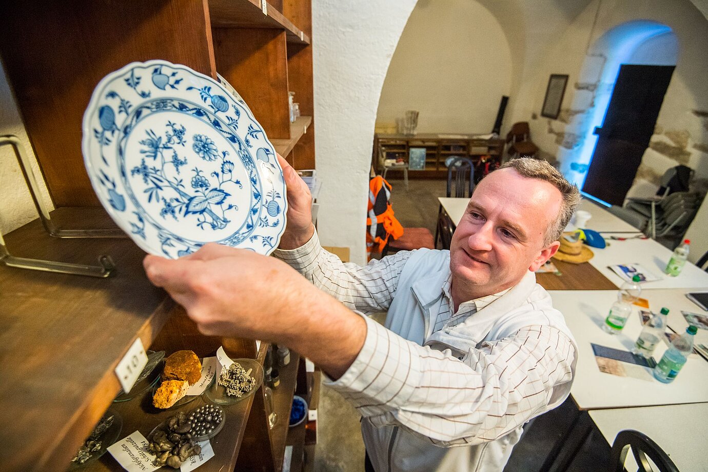 Aus der Mitte des 19. Jahrhunderts sind aus Versuchen einige Teller aus Meissener Porzellan erhalten. / © Georg Ulrich Dostmann