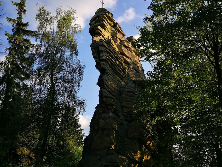 Eine ganz besondere Felsformation im Erzgebirge sind die Greifensteine. Sieben Granitfelsen erheben sich auf dem Plateau des Greifensteingebiets, die wie aufeinandergestapelte Steinplatten wirken