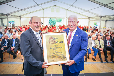 Walter Mennekes mit der Ehrenbürgerwürde ausgezeichnet. (Foto: Mennekes)