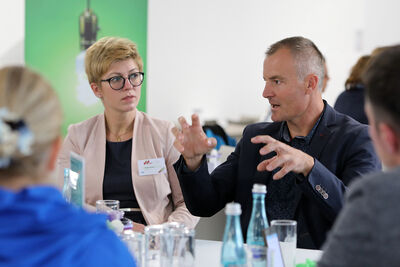 Nicole Strebe, Projektkoordinatorin und Biathlet Sven Fischer im Gespräch