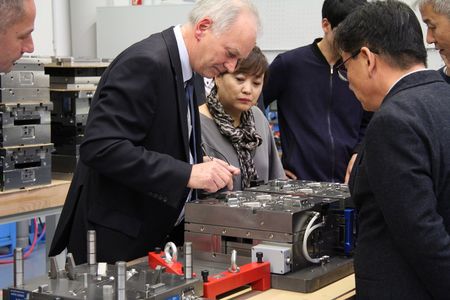 Geschäftsführer Andreas Hildebrandt beim Firmenrundgang in der WESKO GmbH mit einer koreanischen Wirtschaftsdelegation im Herbst 2016. (Foto: WESKO GmbH)