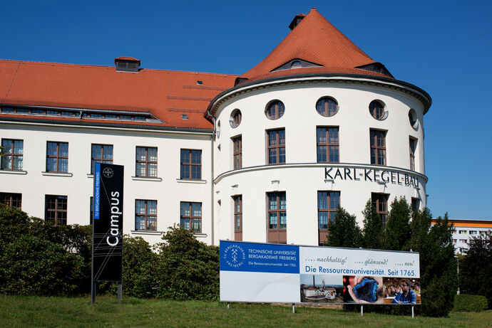 Der Karl-Kegel-Bau der TU Bergakademie Freiberg / © TU Bergakademie Freiberg