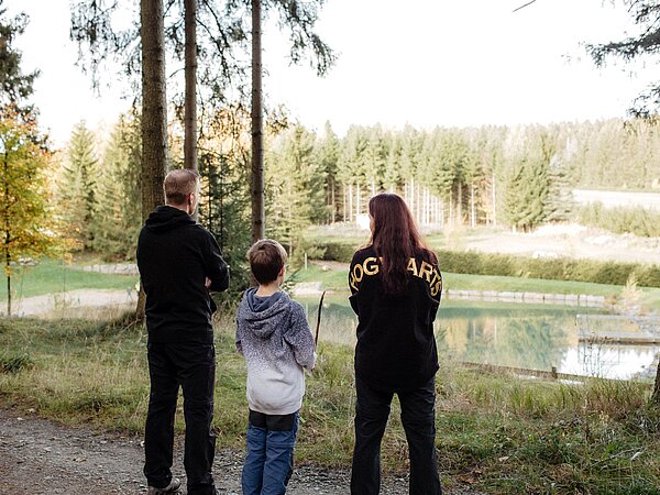 Familie Konrad im unterwegs im Wald am Mühlteich in Jahnsbach.