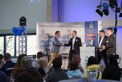 vlnr.: Jörg Bechmann (Niederlassungsleiter bei GOLDBECK Ost GmbH), Benjamin Eilenberger (Betriebsleiter bei apra-gerätebau), Stefan Meffert (Geschäftsführer der apra-gerätebau)