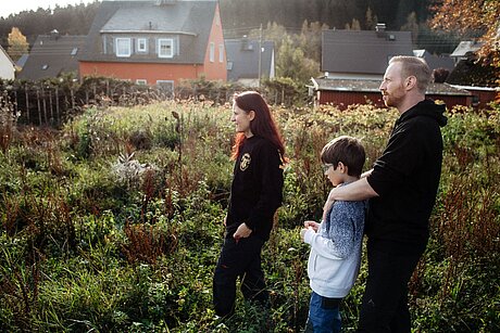 Familie Konrad auf ihrem Grundstück in Thum / Jahnsbach / © Anna Werner