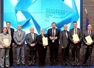 Die Preisträger des Deutschen Rohstoffeffizienz-Preis 2012, darunter Prof. Martin Bertau, Instiut für Technische Chemie (2.v.r.). Foto: Deutschen Rohstoffagentur in der Bundesanstalt für Geowissenschaften und Rohstoffe