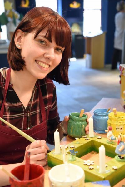 Marilen Dreier, 18, ist eine der Azubis, die in Seiffen das traditionsreiche Handwerk erlernen.
